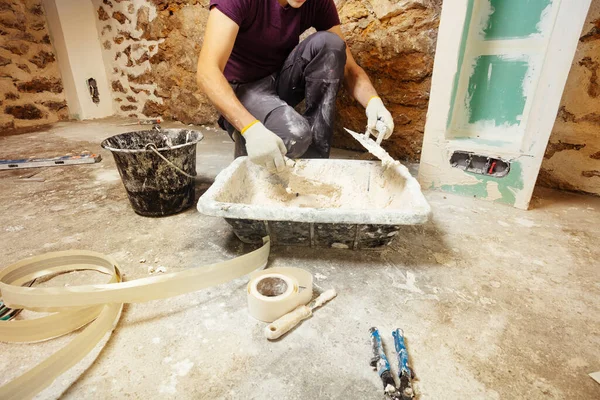 Young Man Mixing Plaster Put Drywall Working Home Diy Renovation — Stock Photo, Image