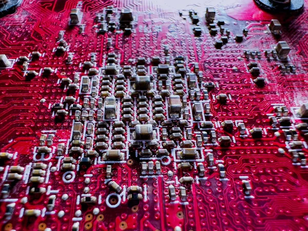 Detailní Záběr Tranzistorů Čipů Červené Desce Elektronických Obvodů — Stock fotografie