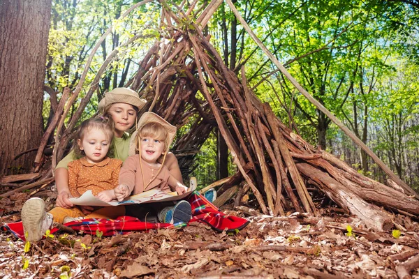 Three Children Boys Sister Girl Boy Scout Hat Sit Treasury — Stockfoto