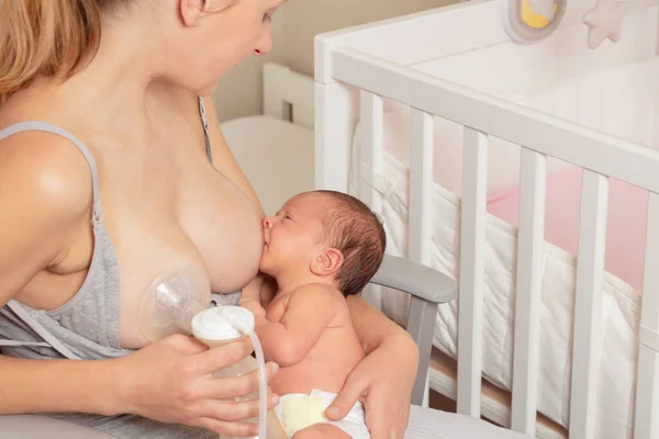 Mother Use Breast Pump Breastfeed Newborn Baby Infant Home Nursery — Fotografia de Stock