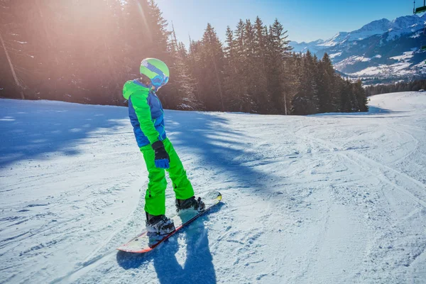 Junge Fährt Mit Snowboard Von Hinten Skipiste Hinunter — Stockfoto