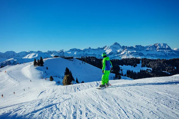 Junge Mit Snowboard Abfahren Und Sieht Bergkette Von Hinten — Stockfoto