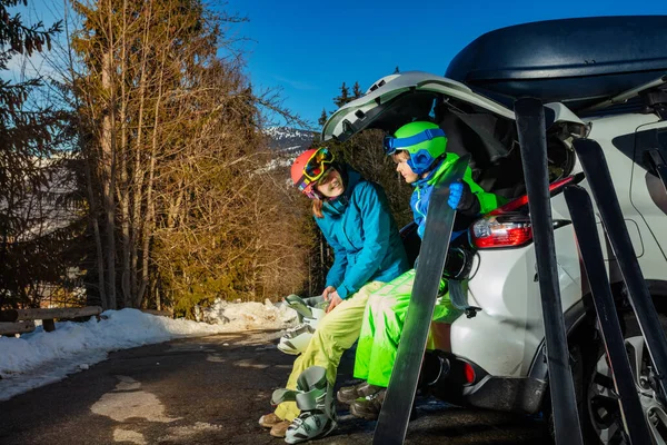 Matka Małym Synem Siedzą Bagażniku Parkingu Zakładają Buty Narty Snowboard — Zdjęcie stockowe