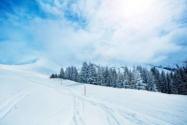 Ski Track Mountain Range Valley Covered Snow Sunny Day French — Stock Photo, Image