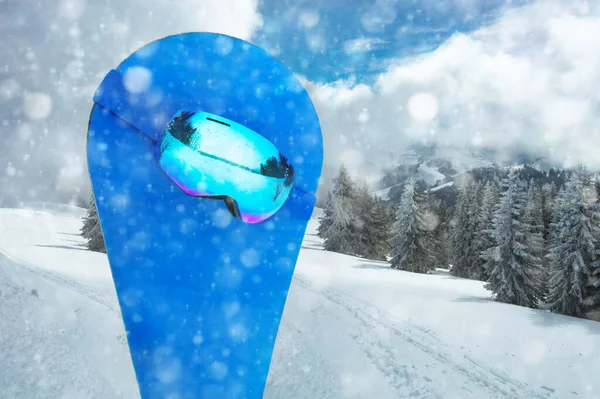 Skisport Maske Auf Dem Blauen Snowboard Nahaufnahme Über Dem Wald — Stockfoto