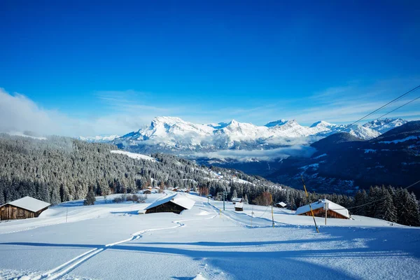 Fransız Alpleri Nin Dağ Vadi Manzarası Kar Evleriyle Kaplıydı Şiddetli — Stok fotoğraf