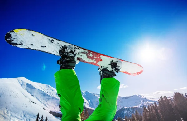 Snowboarderbeine Mit Brett Der Luft Kopfüber Über Alpengipfel Und Sonnigem — Stockfoto