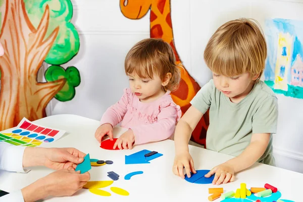 Two Little Kids Boy Girl Put Together Shapes Table Help — Foto Stock