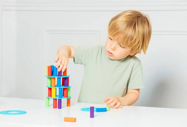 Smart Little Concentrated Blond Boy Build Tower Color Blocks Table — Stok fotoğraf