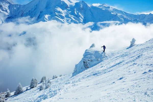 Silhouette Man Ski Fast Hill Alps Mountain Range Clouds Background — Stockfoto