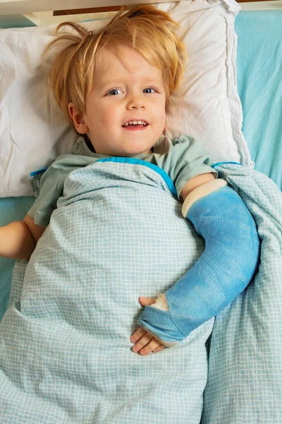 View Little Blond Boy Hospital Bed Plaster Cast Broken Hand — ストック写真