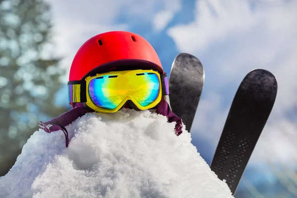 Ski Esporte Capacete Com Máscara Inverno Pilha Neve Ainda Close — Fotografia de Stock