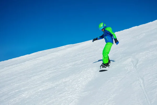Azione Foto Snowboarder Ragazzo Scendere Veloce Con Snowboard Sulla Pista — Foto Stock