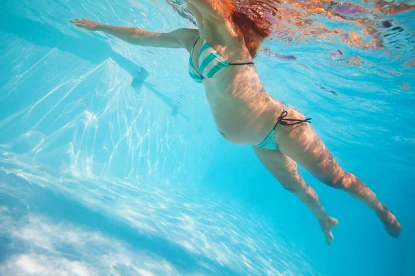 Беременная Женщина Плавает Солнечном Бассейне Водой Большим Животом Курорте — стоковое фото