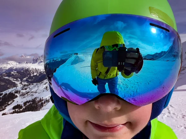 Zbliżenie Maski Głowy Chłopca Narciarskim Stroju Snowboardowym Mrówka Człowiek Telefonem — Zdjęcie stockowe