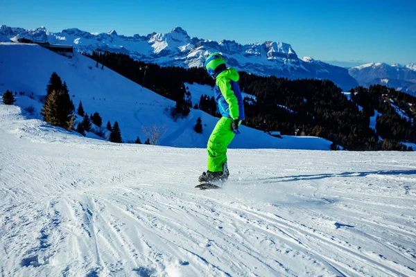 Kind Gaat Bergafwaarts Snowboard Met Bergtoppen Uitzicht Van Achteren — Stockfoto