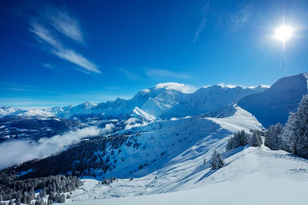 Fransız Alplerinin Kışın Manzarası Karlı Yamaçlar Mont Blanc Tepeleriyle Aydınlık — Stok fotoğraf