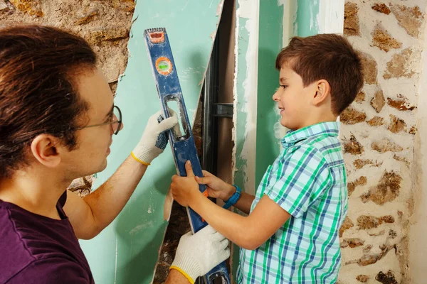 Junger Vater Mit Sohn Beim Renovieren Seines Hauses Beim Trockenbau — Stockfoto