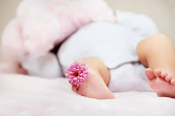 Gambe Una Piccola Neonata Con Fiore Nella Gamba Giaceva Nella — Foto Stock