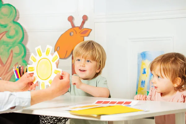 Вчителька Дитячому Садку Показує Сонячну Картку Маленькому Хлопчику Дівчинці Ранньому — стокове фото