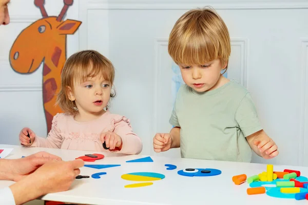 Dois Meninos Uma Menina Juntos Formas Mesa Com Ajuda Professor — Fotografia de Stock