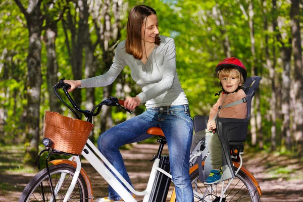 Mother Carry Little Blond Boy Electric Bicycle Backseat Alley Park — Fotografia de Stock