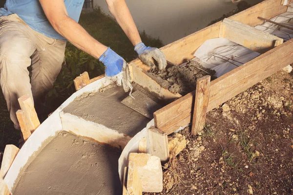 Close Dari Seorang Pria Dengan Sekop Membuat Tangga Beton Rumah — Stok Foto