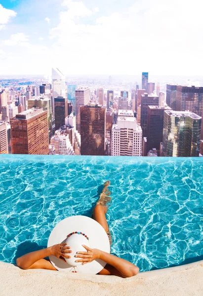 Woman Relaxing Rooftop Pool View New York City Panorama — ストック写真