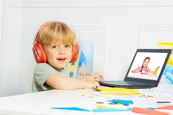 Menino Loiro Sorridente Feliz Fones Ouvido Usando Laptop Para Vídeos — Fotografia de Stock