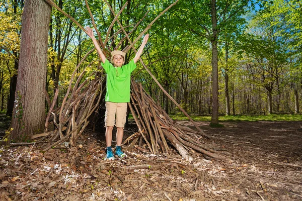Preteen Young Boy Boy Scout Hat Plain Forest Hut Branches — Foto de Stock