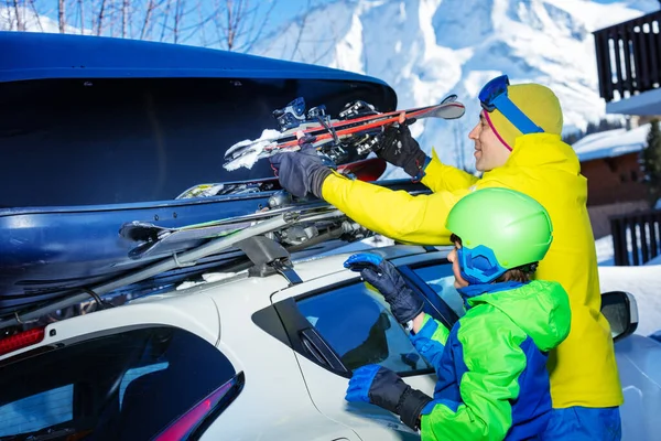 Farther Son Put Skies Car Box Roof Vehicle View — Stock Photo, Image