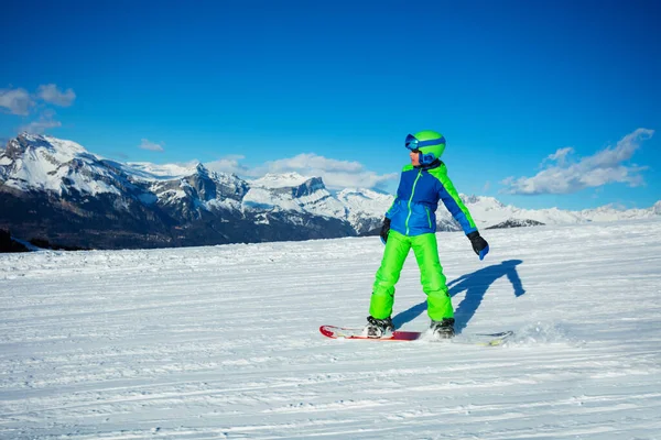 Profil Akcja Zdjęcie Chłopca Snowboardzie Zjeżdżalnia Dół Stoku Alpami Szczyty — Zdjęcie stockowe