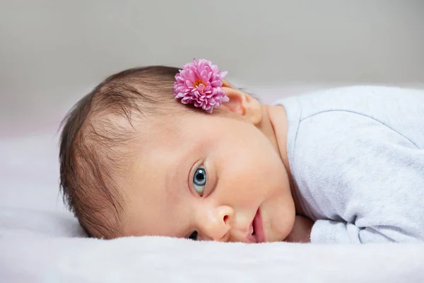 Portrait Little Newborn Baby Girl Flower Laying Belly — Stockfoto