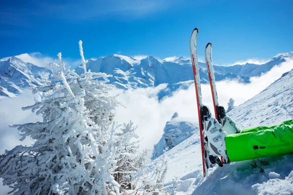 Vista Cercana Las Piernas Del Esquiador Primer Plano Esquí Sobre —  Fotos de Stock
