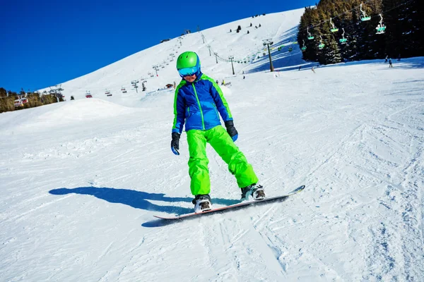 Foto Acción Niño Snowboarder Movimiento Pista Esquí Montaña Con Nieve —  Fotos de Stock