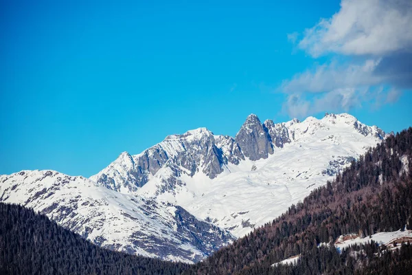 겨울의 날에는 눈덮인 몽블랑 알프스 하늘을 뒤덮고 — 스톡 사진