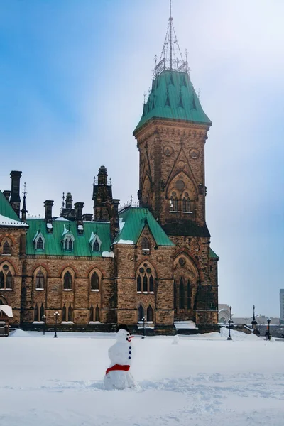 Kanada 'nın başkenti Ottawa' daki Kanada parlamento binasının önündeki kardan adam.