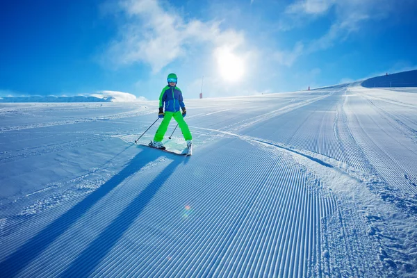 Nastolatek Chłopiec Narty Downhill Szybko Świeżym Torze Słoneczny Poranek Górach — Zdjęcie stockowe