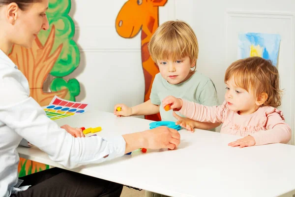 Insegnante Donna Con Bambini Piccoli Giocare Giochi Educativi Seduti Tavolo Immagine Stock