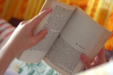 konforlu bir kitap okumak