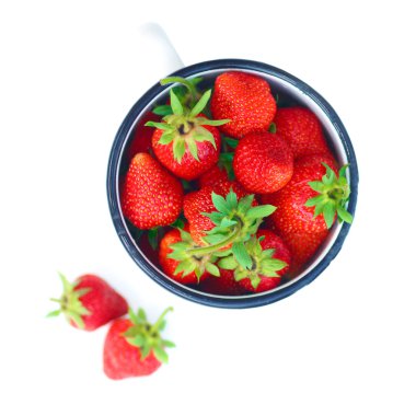 taze sulu çilek beyaz bir kupa