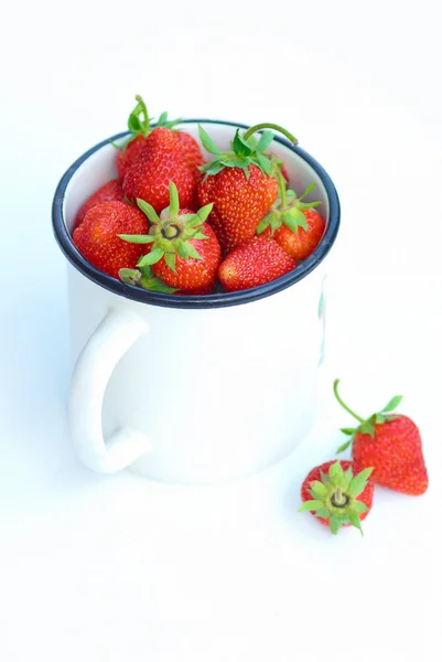 Färska saftiga jordgubbar i en vit mugg — Stockfoto