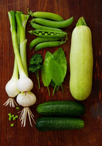 Свіжі зелені овочі та трави — стокове фото