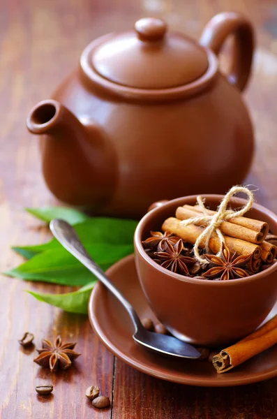 Teapot and cup with coffee grains. — Stock Photo, Image