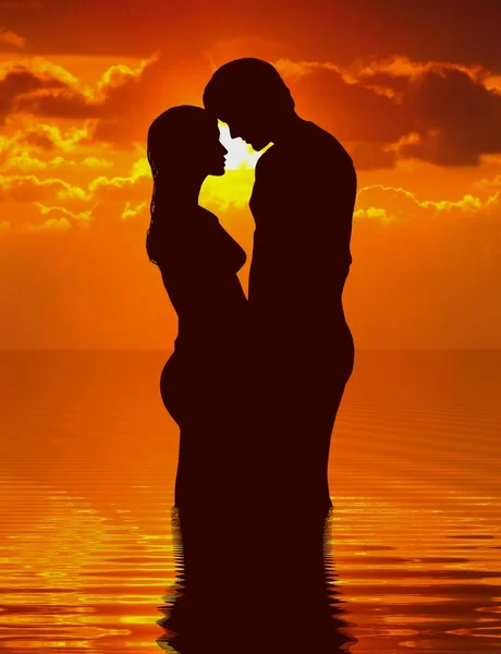 günbatımı altında seven Çift