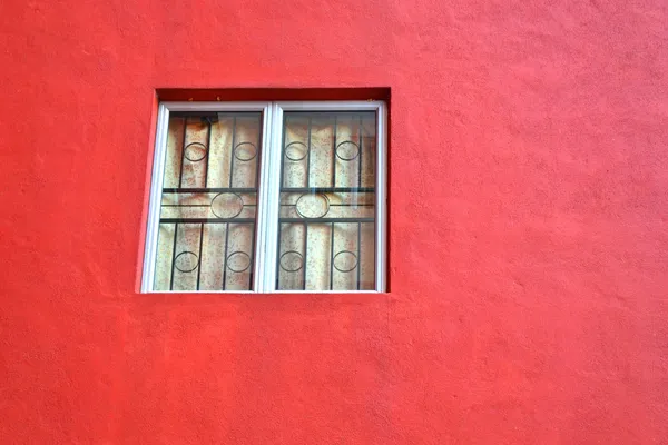 ウィンドウ上の古い赤い壁 — ストック写真