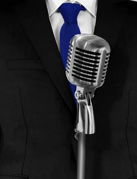 Homem de terno com microfone retro — Fotografia de Stock