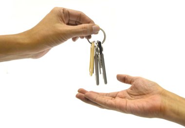 anahtarları bir demet beyaz vererek el