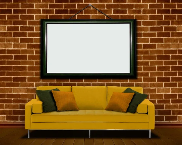 Sofa mit Bilderrahmen über Ziegelwand — Stockfoto