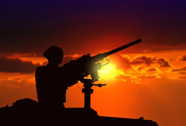 Soldat en attente au réservoir armé — Photo